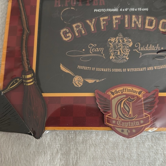 Harry Potter Gryffindor Photo frame picture frame 4 x 6” new Hogwarts School of - Picture 4 of 5